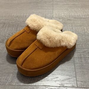 Women's Tan Fur-Lined Slippers